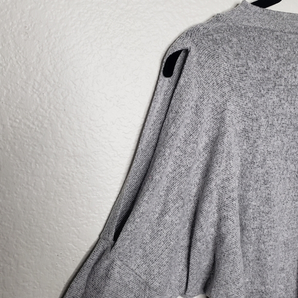 ❌SOLD❌ Acemi Gray Cold Shoulder Top - Picture 3 of 4